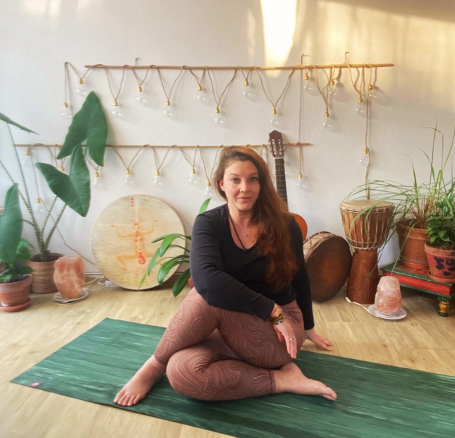 Online yoga therapy for knee pain